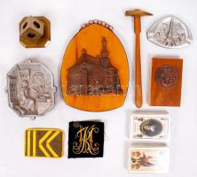 Vegyes bolha tétel: 2 pakli kártya műanyag tokban, díszkalapács, fém asztali dísz, 2 db hamutartó, fém fali díszek