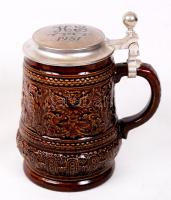 Kerámia söröskorsó gravírozott fém fedéllel, jelzett, m: 15 cm