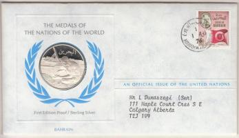 ENSZ 1976. A Világ nemzeteinek emlékérmei - Bahrein Ag emlékérem (15g/0.925/32mm) megcímzett érmés borítékon elsőnapi bélyegzős bélyeggel, hátoldali tanúsítvánnyal, ismertetőkkel T:PP United Nations 1976. The Medals of the Nations of the World - Bahrain Ag medallion (15g/0.925/32mm) coin letter with first day of issue stamp and certificate C:PP 