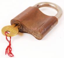 Elzett sárgaréz lakat kulccsal, 8x5 cm