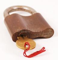 Elzett sárgaréz lakat kulccsal, 8x5 cm