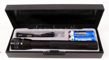 Rúd elemlámpa műanyag tárolódobozban, akasztóval, 2 db Panasonic ceruzaelemmel