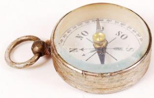 cca 1940 Kisméretű fém iránytű /
Tiny metal compass, d: 3 cm