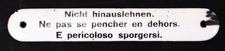 3 nyelvű "Kihajolni veszélyes" feliratú zománcozott fém tábla