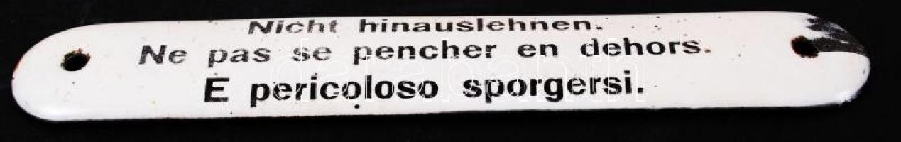 3 nyelvű "Kihajolni veszélyes" feliratú zománcozott fém tábla