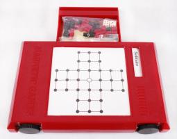 8 mechanikus játékot tartalmazó úti játszó készlet / travelling toy set