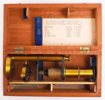 cca 1920 Kis réz mikroszkóp üveglappal eredeti dobozában, tartozékokkal, szép állapotban /
Vintage m...