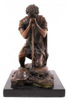 Görög harcost ábrázoló francia bronz szobor, márvány talapzaton / Brionze statue on marble 23 cm