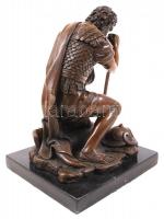 Görög harcost ábrázoló francia bronz szobor, márvány talapzaton / Brionze statue on marble 23 cm