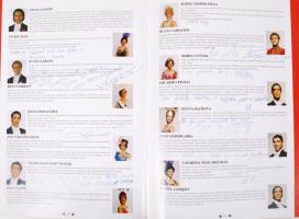 My Fair Lady műsorfüzete a portugál Politeama Színház társulati tagjainak aláírásával (több,mint 30 ...