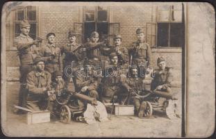 1918 Egy szakasz katona fegyvereikkel, kopottas állapotú fotó, 13x9 cm