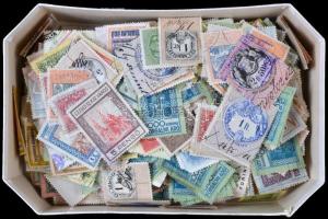 Közel 1.500 magyar okmánybélyeg sok régivel, városi bélyegekkel bonbonos dobozban