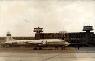 Malév Il-18 típusú turbólégcsavaros repülőgépe, Képzőművészeti Alap Kiadóvállalata / Malév's IL-18 turboprop airliner, modern postcard (EK)