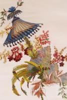 Képkerethez hasonlító fémfüles tálca, belsejében hímzett selyem díszítéssel, 34x30 cm