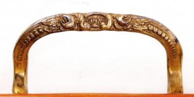 Képkerethez hasonlító fémfüles tálca, belsejében hímzett selyem díszítéssel, 34x30 cm