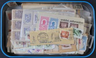 Főleg régi okmánybélyegek, okmánybélyeges kivágások, néhány levélzáró fém dobozban
