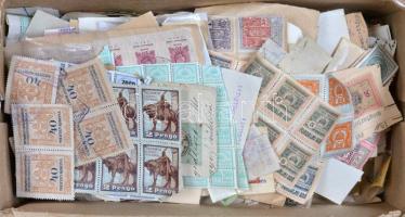 Főleg régi okmánybélyegek, okmánybélyeges kivágások, városi okmánybélyegek, tartalmas, terjedelmes vegyes anyag cipős dobozban