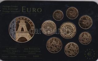 Franciaország 1999-2004. 1c-2E Euro 8xklf aranyozva + aranyozott emlékérem "Presztízs érem szett" plasztiktokban T:1 France 1999-2004. 1 cent - 2 Euro 8xdiff gilt coin + gilt medallion "Prestige coin set" in plastic case C:Unc