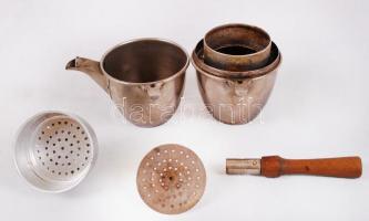 Régi utazó teafőző "J.S" jelzéssel, bal menetes nyéllel, belsejében egy új alkatrésszel