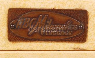 Női utazóbőrönd "ABC Milwakee" jelzéssel, 53x32x20 cm