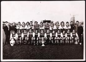 1975 A Ferencváros labdarúgócsapatának csoportképe, hátoldalán aláírásokkal (pl. Géczi István, Ebedl...