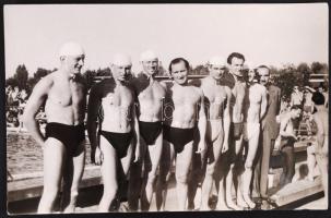 cca 1940-1945 A MAC vízilabda csapata hátoldalon nevek felsorolásával, 18x12 cm