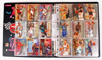 192 darabos kosárlabda-kártya gyűjtemény és 18 db focista kártya, albumban