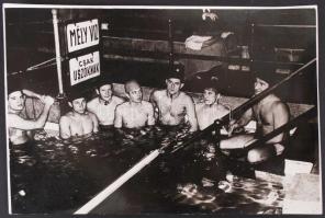 cca 1940-1945 A MAC vízilabda csapata hátoldalon nevek felsorolásával, 17x11 cm