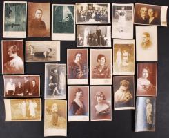 40 db régi magyar fotólap, néhány katonaival és művészlappal