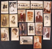 40 db régi magyar fotólap, néhány katonaival és művészlappal