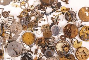 Nagy órás tétel, benne ezüst óratokok, Doxa óraszerkezet és egyéb jó alkatrészek