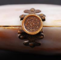 Kagylóból készített ékszertartó, réz szerelékkel, 10×4 cm