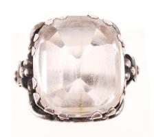 Ezüst gyűrű (Ag) csiszolt szintetikus kővel, jelzett, mérete: 59, bruttó: 7,9 g