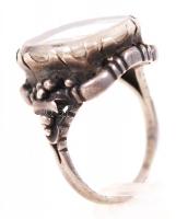 Ezüst gyűrű (Ag) csiszolt szintetikus kővel, jelzett, mérete: 59, bruttó: 7,9 g