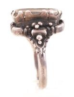 Ezüst gyűrű (Ag) csiszolt szintetikus kővel, jelzett, mérete: 59, bruttó: 7,9 g