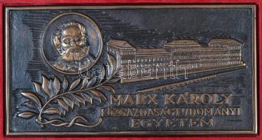 1978. &quot;Marx Károly Közgazdaságtudományi Egyetem&quot; szögletes nagyalakú Br plakett (18,5x9,5cm) dísztokban adományozói igazolvánnyal T:1-