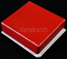 ~1970. "Könnyűipar Kiváló Dolgozója" tűzzománc kitüntetés kitűzővel dísztokban, adományozó...