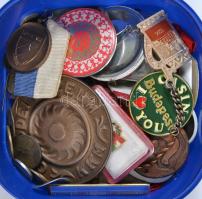 Műanyag doboznyi vegyes jelvény, kitűző, emlékérem, plakett T:vegyes