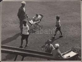 cca 1930-1940 Gaál Margit: Játszótéren, vintage fotóművészeti alkotás, jelzetlen, a szerző hagyatékából, 17x23 cm