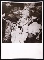 1944-1945 Szálasi rémuralmának áldozatai, 7 db megdöbbentő és szörnyű fénykép, 18x24 cm