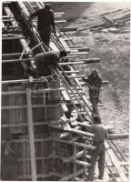 cca 1970-1980 Zsigri Oszkár: Ácsok, vintage fotóművészeti alkotás, feliratozva, a szerző hagyatékából, 24x17 cm