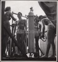 cca 1930-1940 Werner Cohnitz: Napolaj permetezés a Palatinus strandon, pecséttel jelzett vintage fotó, mind a négy sarkán törésvonal, 19x18 cm