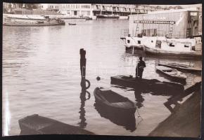 cca 1950-1960 Árokay József: Életkép a Szajna partjáról, vintage fotóművészeti alkotás, pecséttel jelzett, 20x30 cm