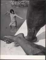 cca 1960-1970 Kotnyek Antal (1921-1990) vintage divatfotója, jelzés nélkül, a szerző hagyatékából, 21x18 cm