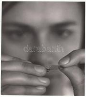 1967 Kotnyek Antal (1921-1990): Mikroelektronikai laborban, vintage fotó, jelzés nélkül, a szerző hagyatékából, a Tükörben publikált, 20x18 cm