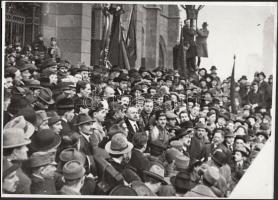 cca 1970 Nagygyűlés Budapesten a Parlament előtt (1919), középen beszél Kun Béla, későbbi nagyítás, feliratozva, 15x21 cm