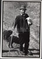 cca 1970-1980 Csigó László: Juhász, a kis kedvencével, pecséttel jelzett vintage fotó, 23x16 cm