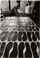 cca 1970-1980 Rozsnyai László: Cipőgyárban, feliratozott vintage fotóművészeti alkotás, 24x17 cm