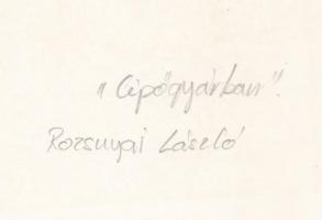 cca 1970-1980 Rozsnyai László: Cipőgyárban, feliratozott vintage fotóművészeti alkotás, 24x17 cm