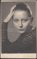 1932 Roth László: Olga Gordana színésznő műtermi portréja, vintage fotó, hideg pecséttel jelzett, fotóképeslap, 8x13 cm